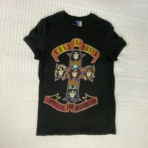 H&M Gun & Roses Graphic Tee Shirt Distressed Collar Black Womens Size XS No Flaw